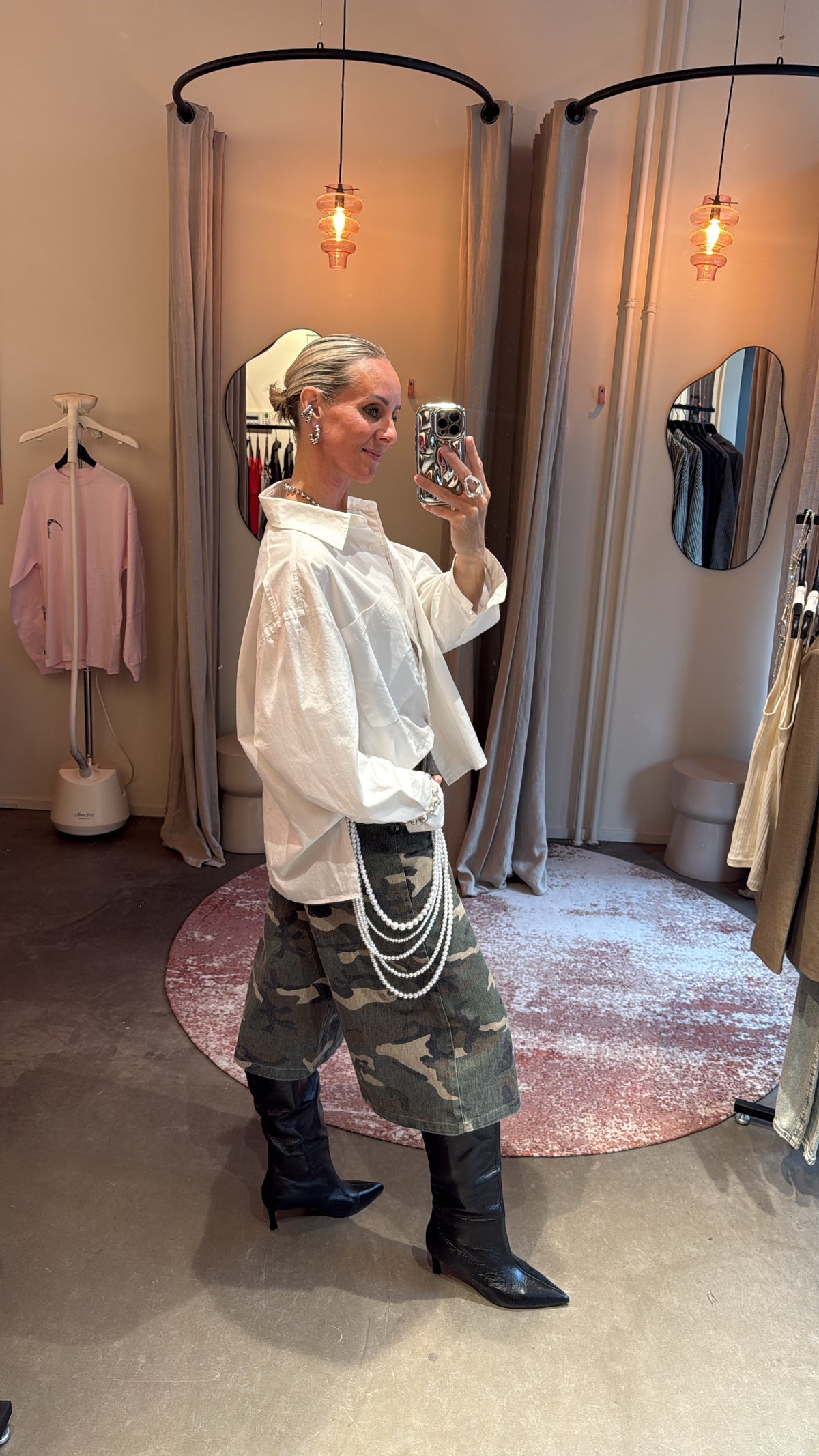 zijaanzicht van model in jort camo, gecombineerd met pareldetail en zwarte laarzen
