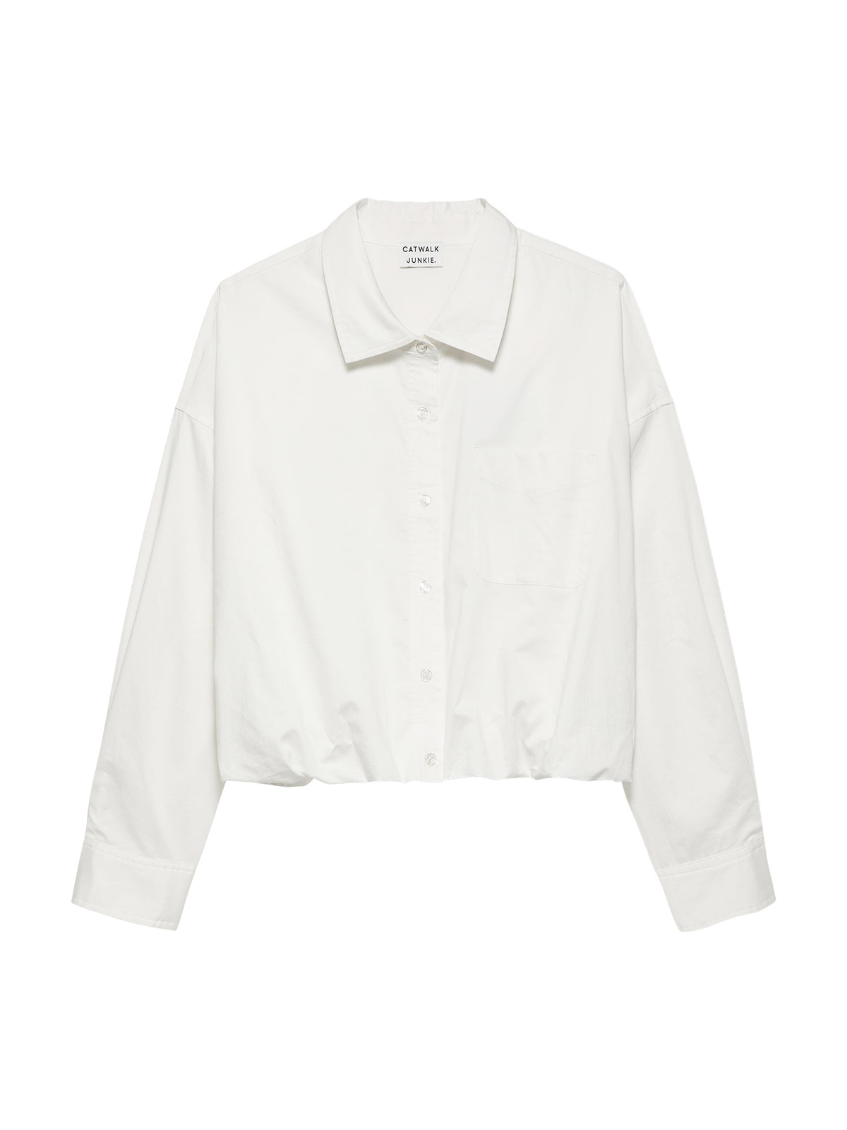 flatlay van de tuck in blouse white met elastieke zoom en borstzakje