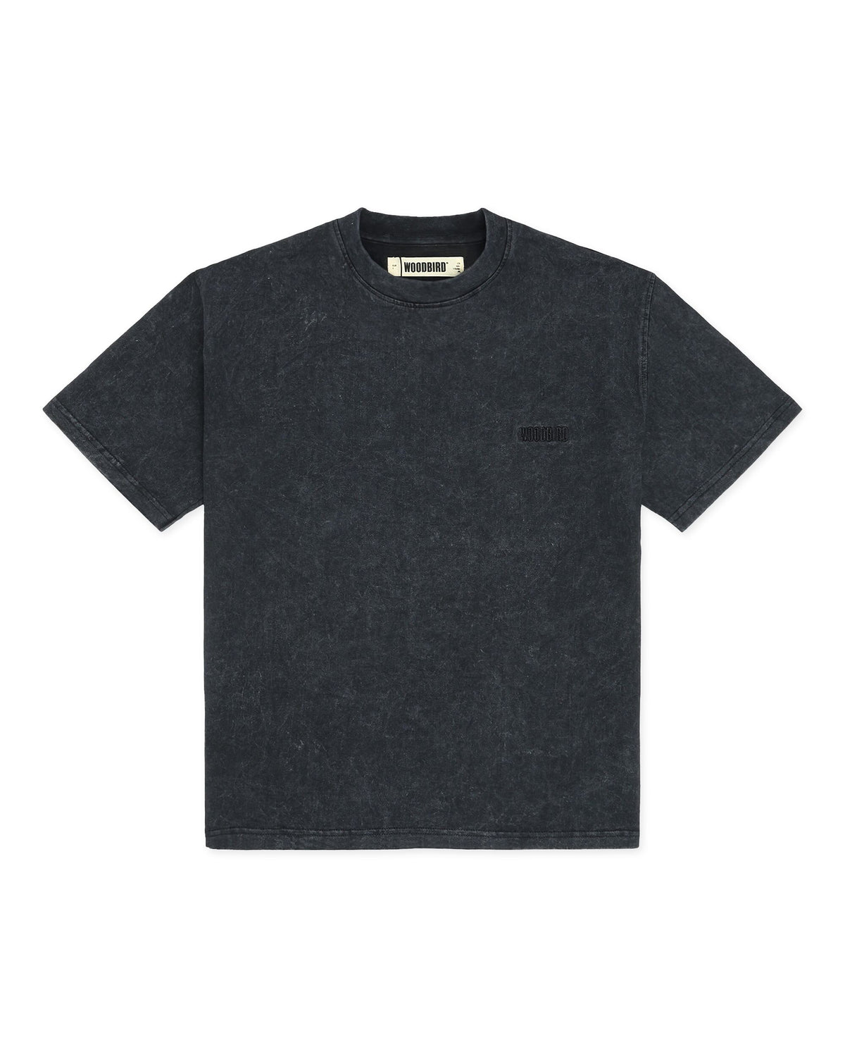 flatlay van de balo tee washed black met subtiel logo op de borst