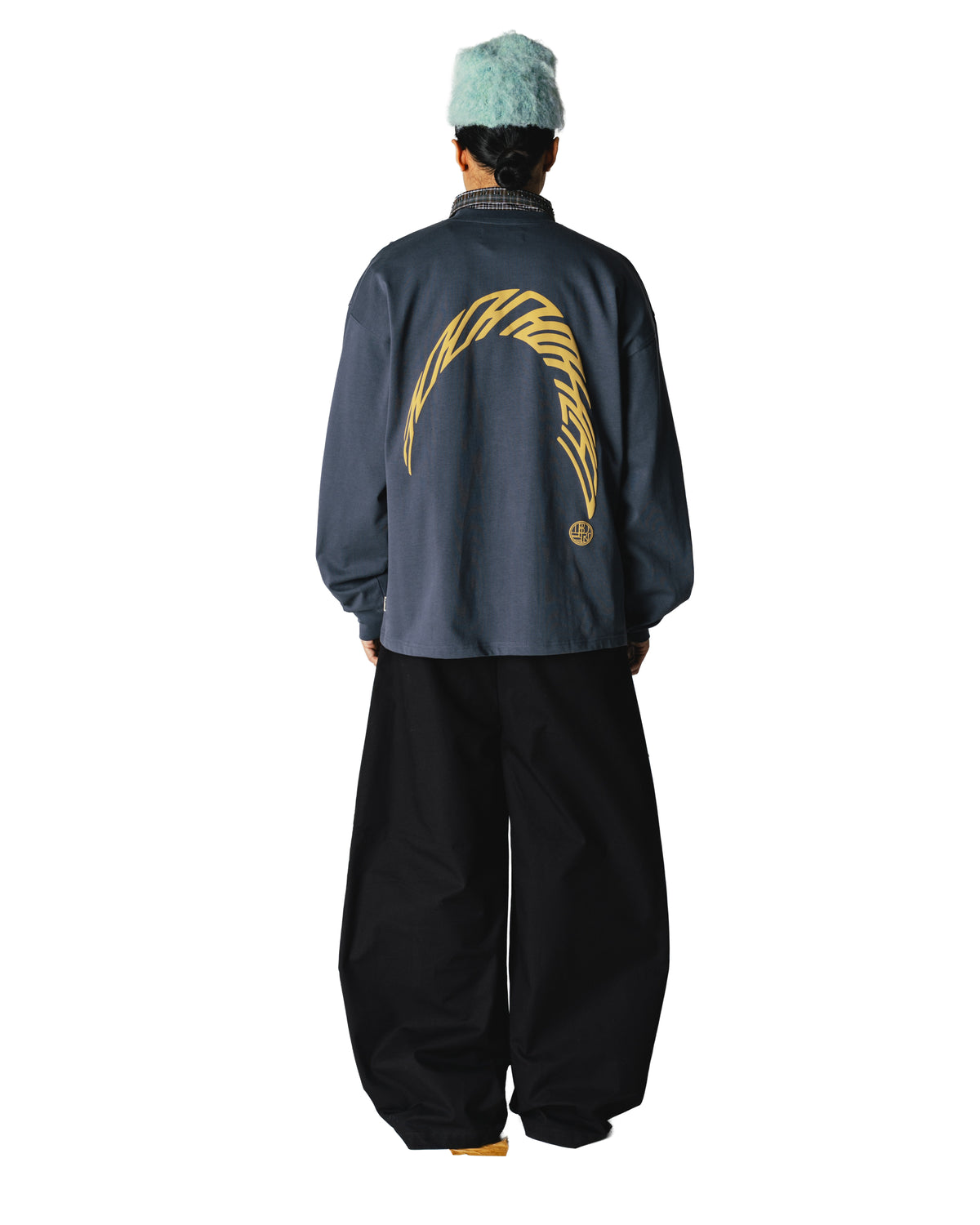 achterkant van de longsleeve met grote print op de rug