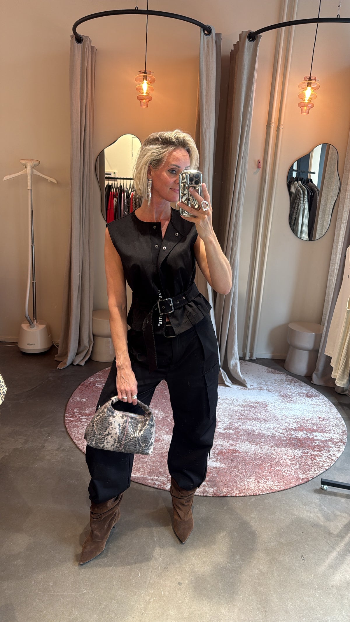 model draagt rabi belt vest van haute l'amitié in zwart, gecombineerd met cargo pant