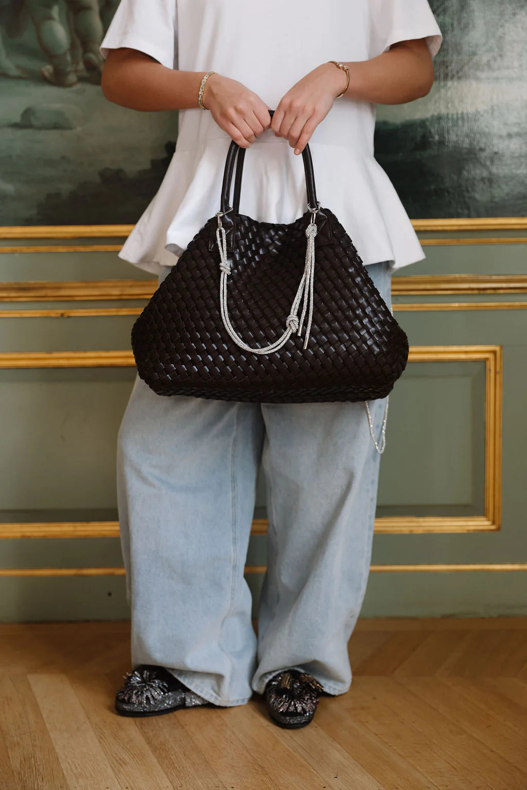 short glitter chain van maasvan. bevestigd aan handtas, model houdt tas vast
