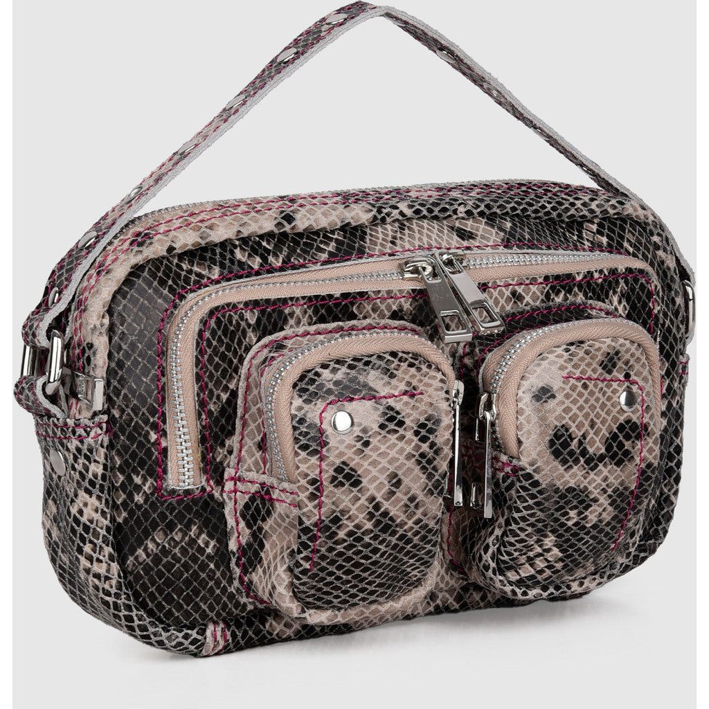 big helena x berg larsen tas, schuine hoek met zicht op ritsen en hengsel