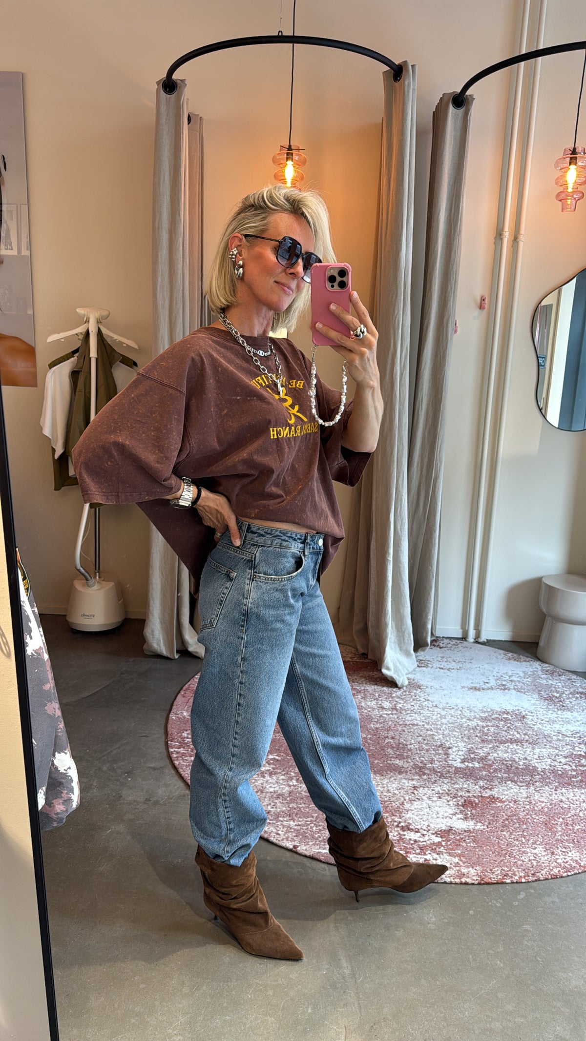 aya hope jeans blue van woodbird gedragen met oversized bruin t-shirt in paskamer