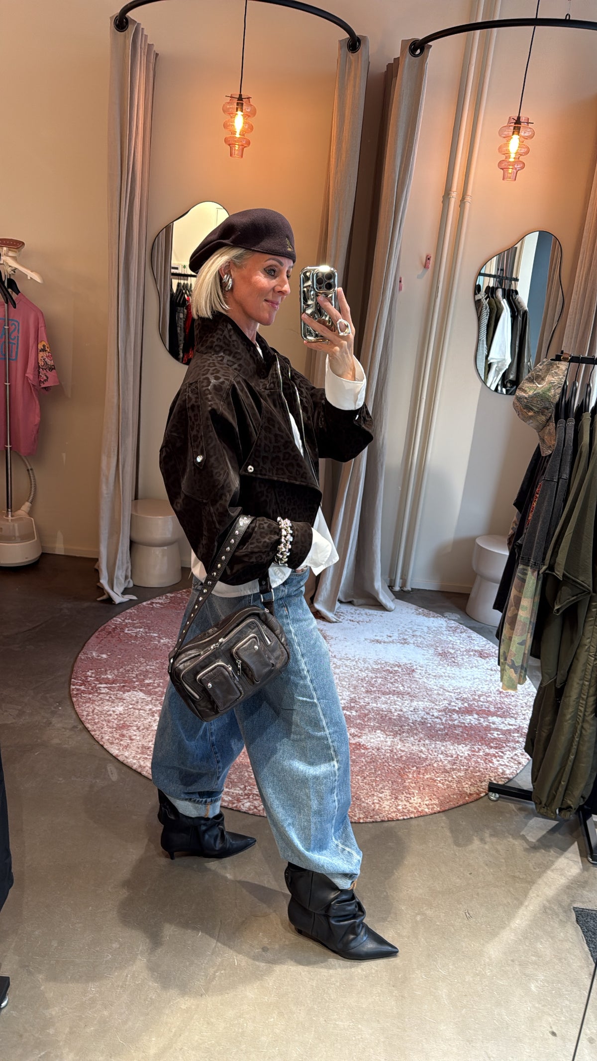 bikerjacket brown leopard van studio collection, model draagt jas gecombineerd met baggy denim, zijaanzicht