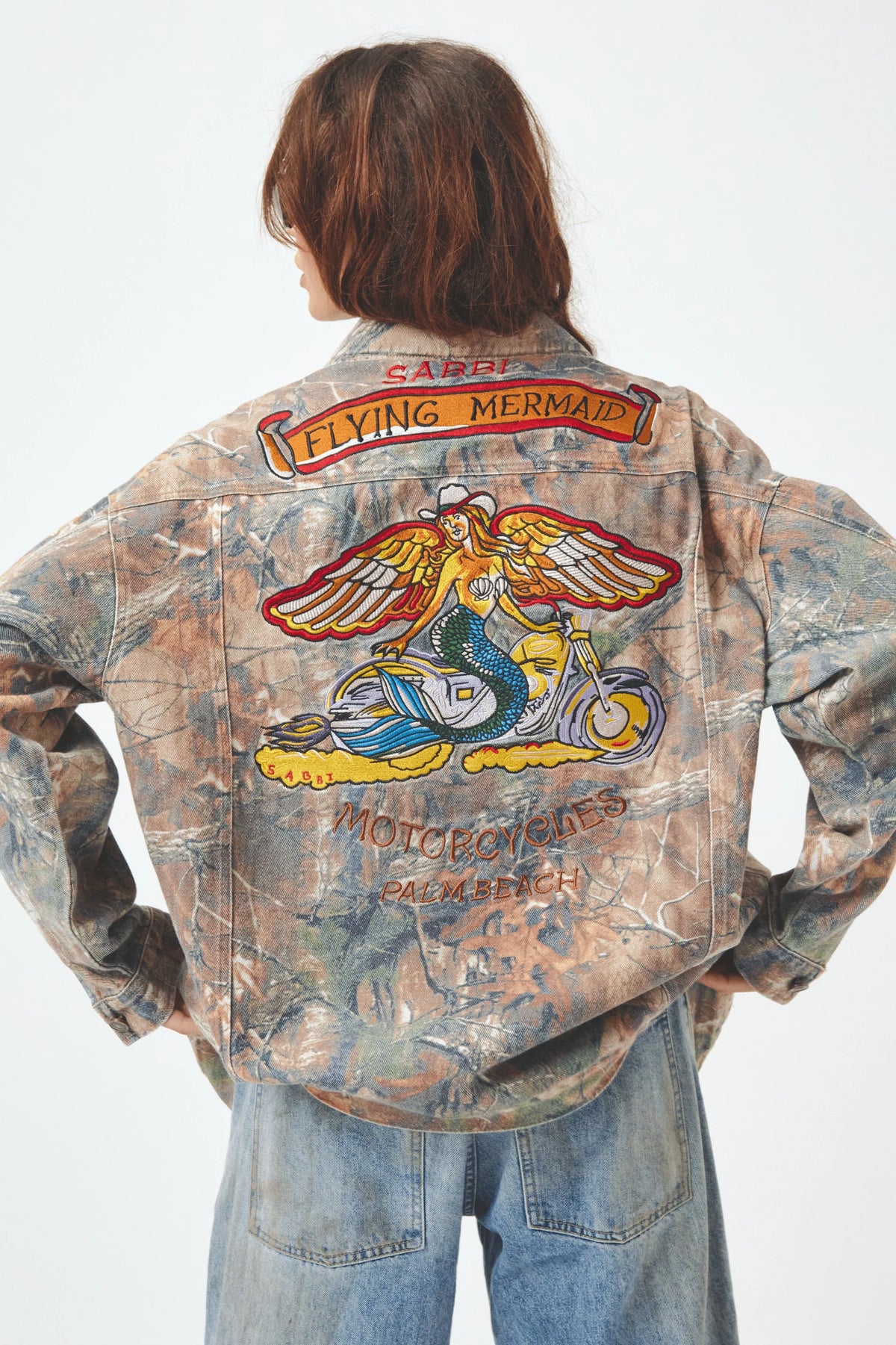 achterkant van het jack met geborduurde flying mermaid motorcycles print