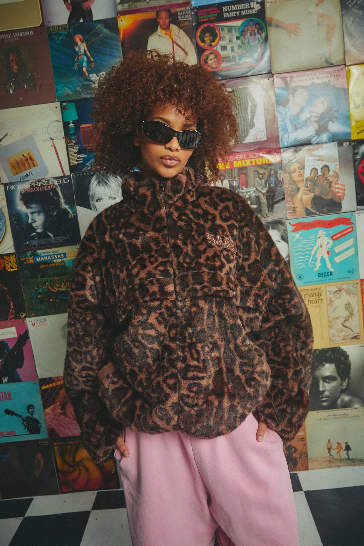 the love you fur-ever jacket van sabbi, model draagt leopardprint jas met zonnebril, vooraanzicht