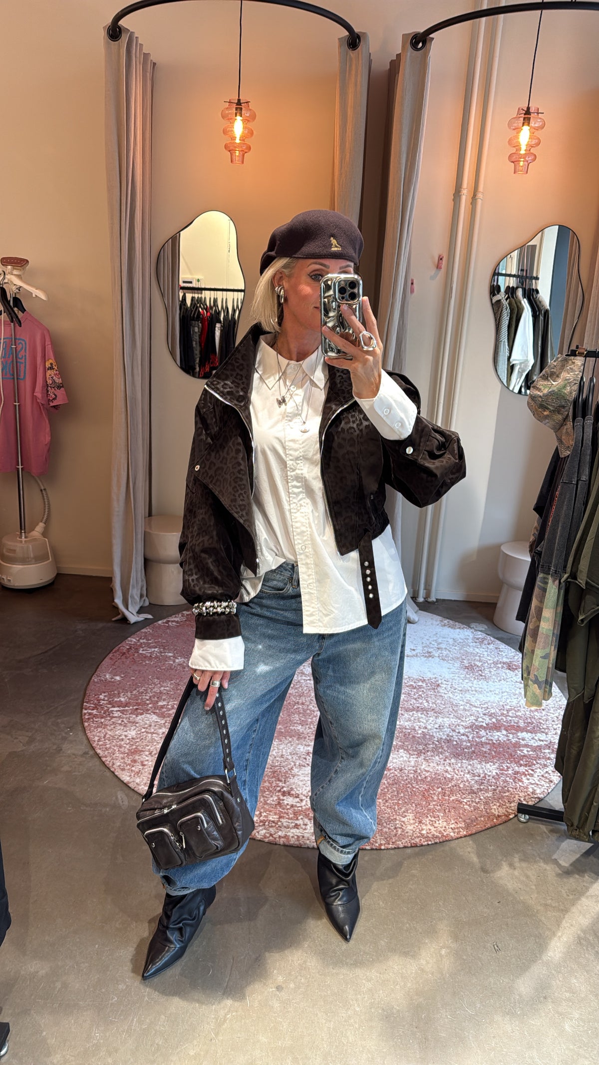 vooraanzicht van bikerjacket brown leopard, gestyled met witte blouse en schoudertas