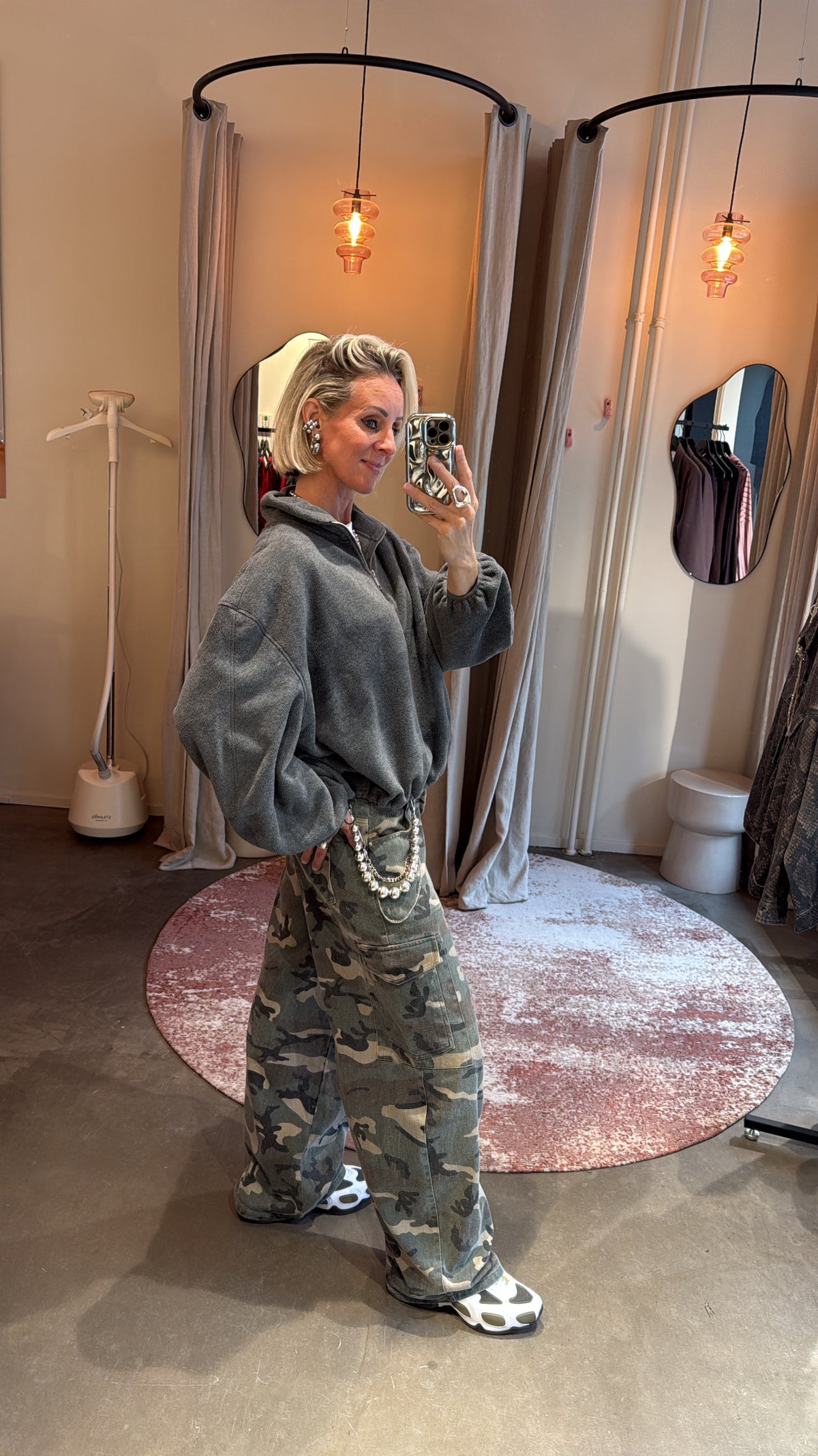 model draagt baggy camo jeans, zijaanzicht met elastiek in de band voor een goede pasvorm