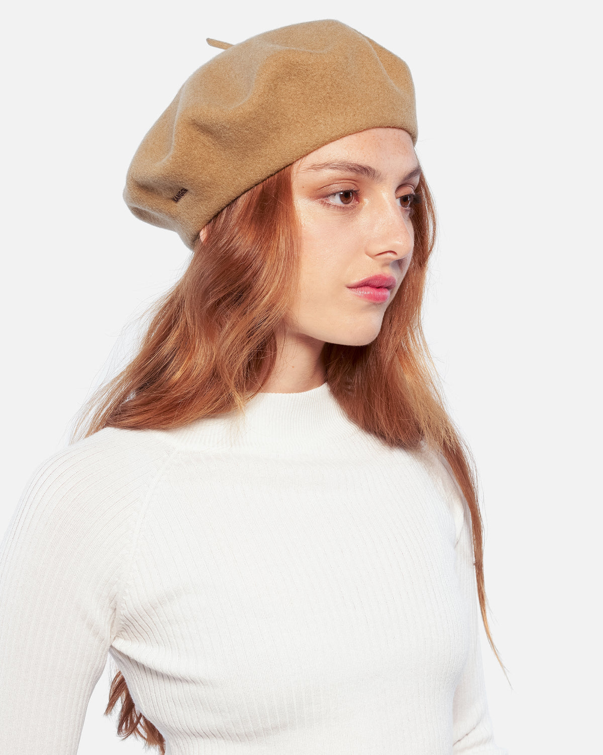 model draagt baret in camel kleur, close-up zijaanzicht