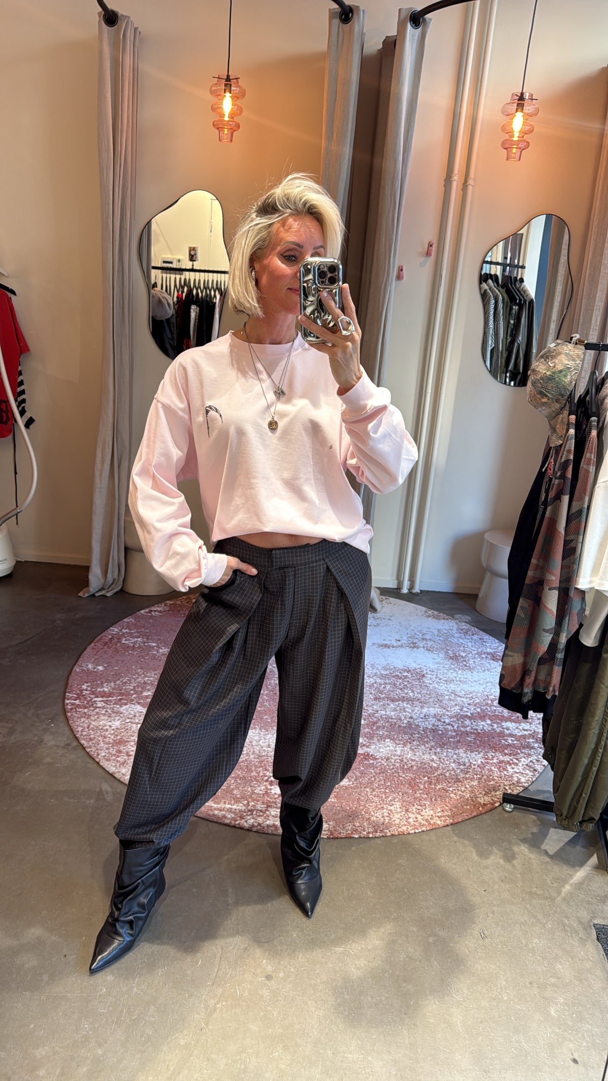 model draagt balloon pants check van studio collection met sneakerboots, vooraanzicht