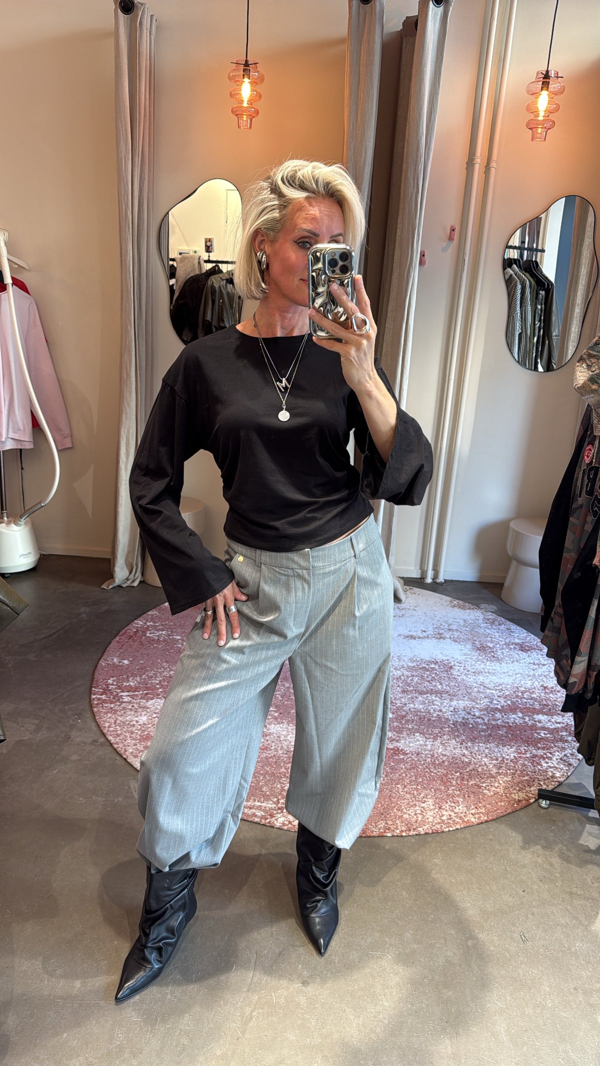 model draagt longsleeve wide sleeves black van studio collection met grijze broek, vooraanzicht