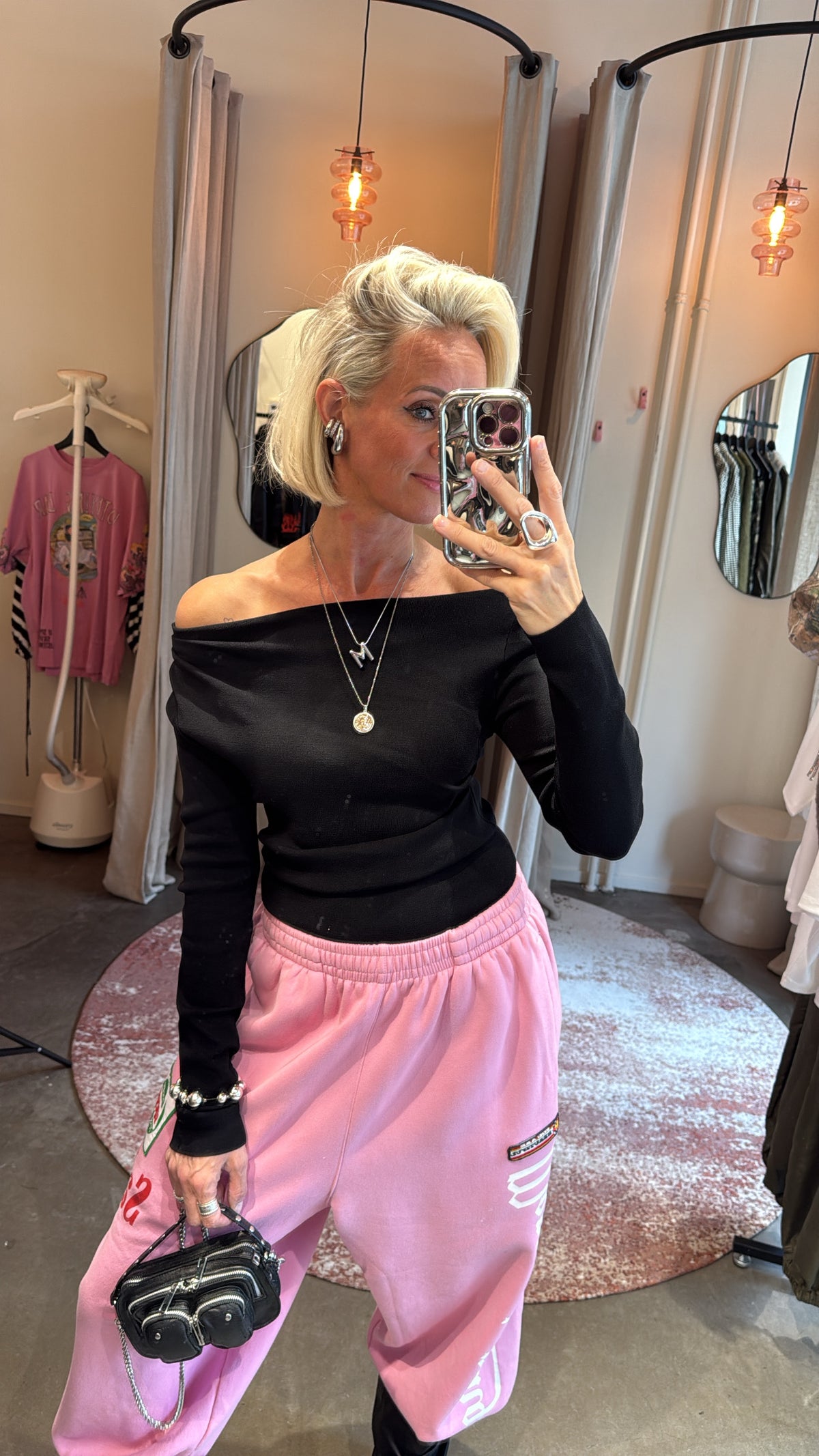 close-up van off shoulder top in combinatie met roze broek, vooraanzicht