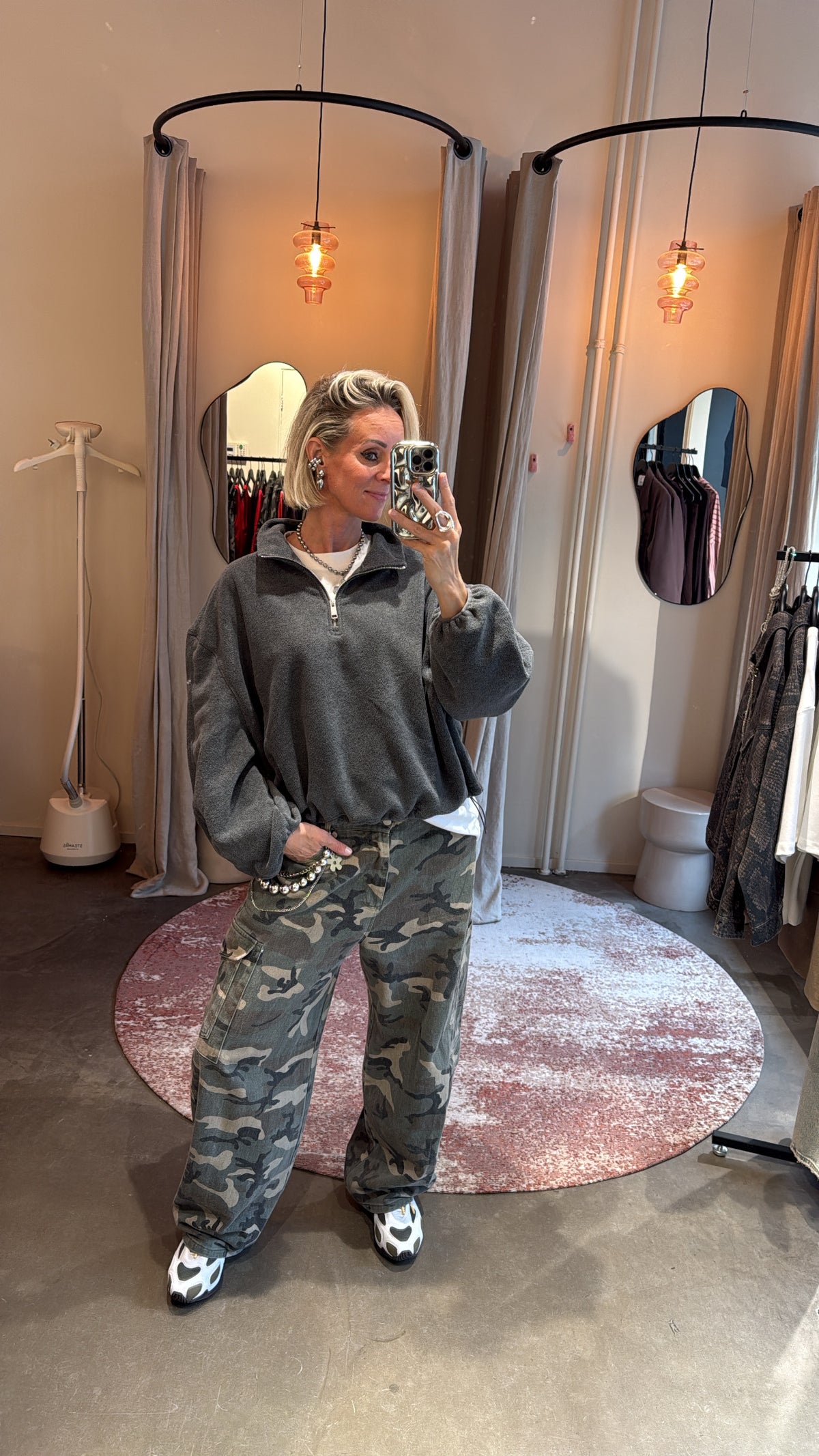 baggy camo jeans van studio collection, model draagt relaxte pasvorm met grijze sweater, vooraanzicht