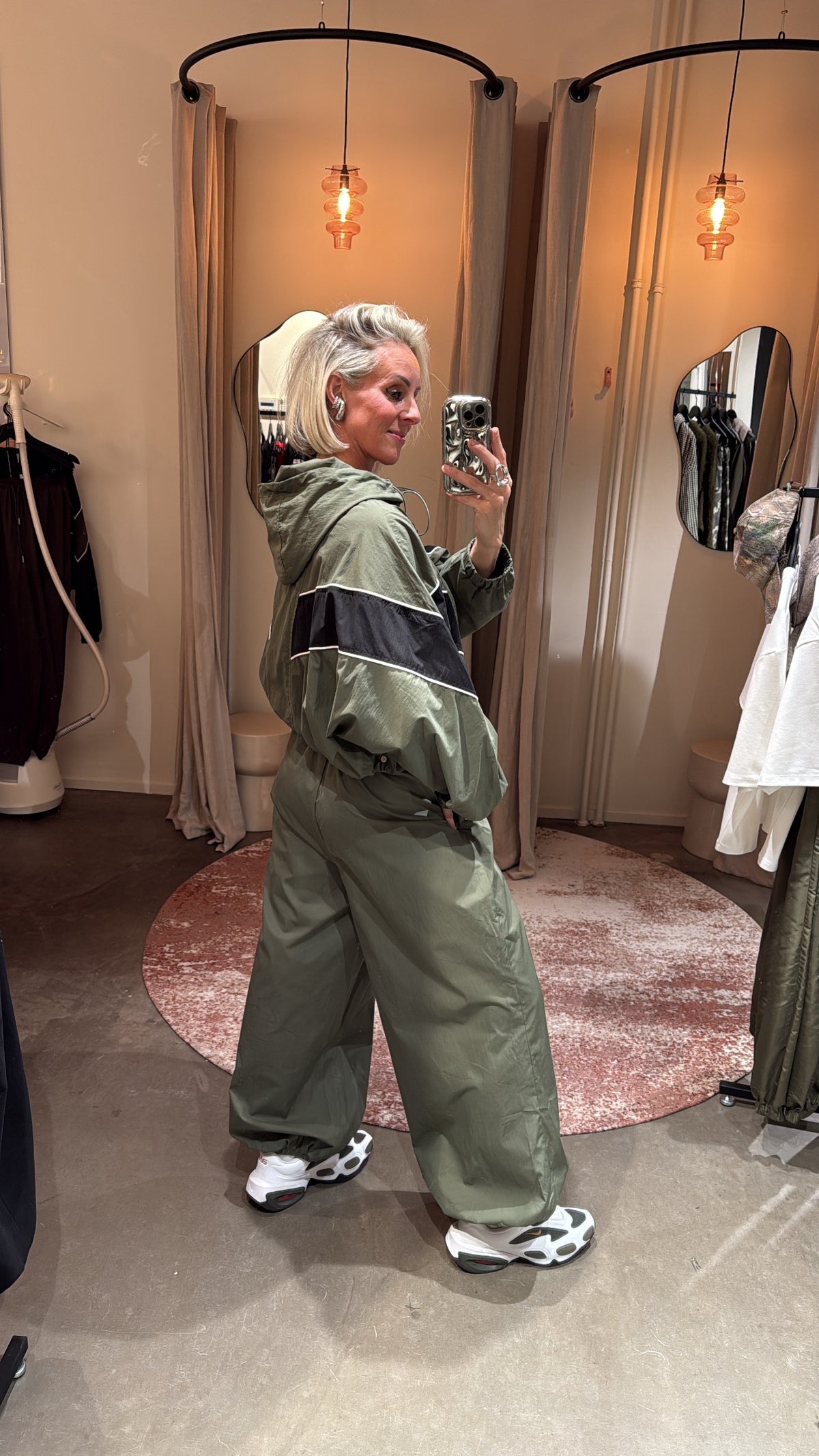 sporty track jacket green/black, achterkant met zwarte streep over schouders