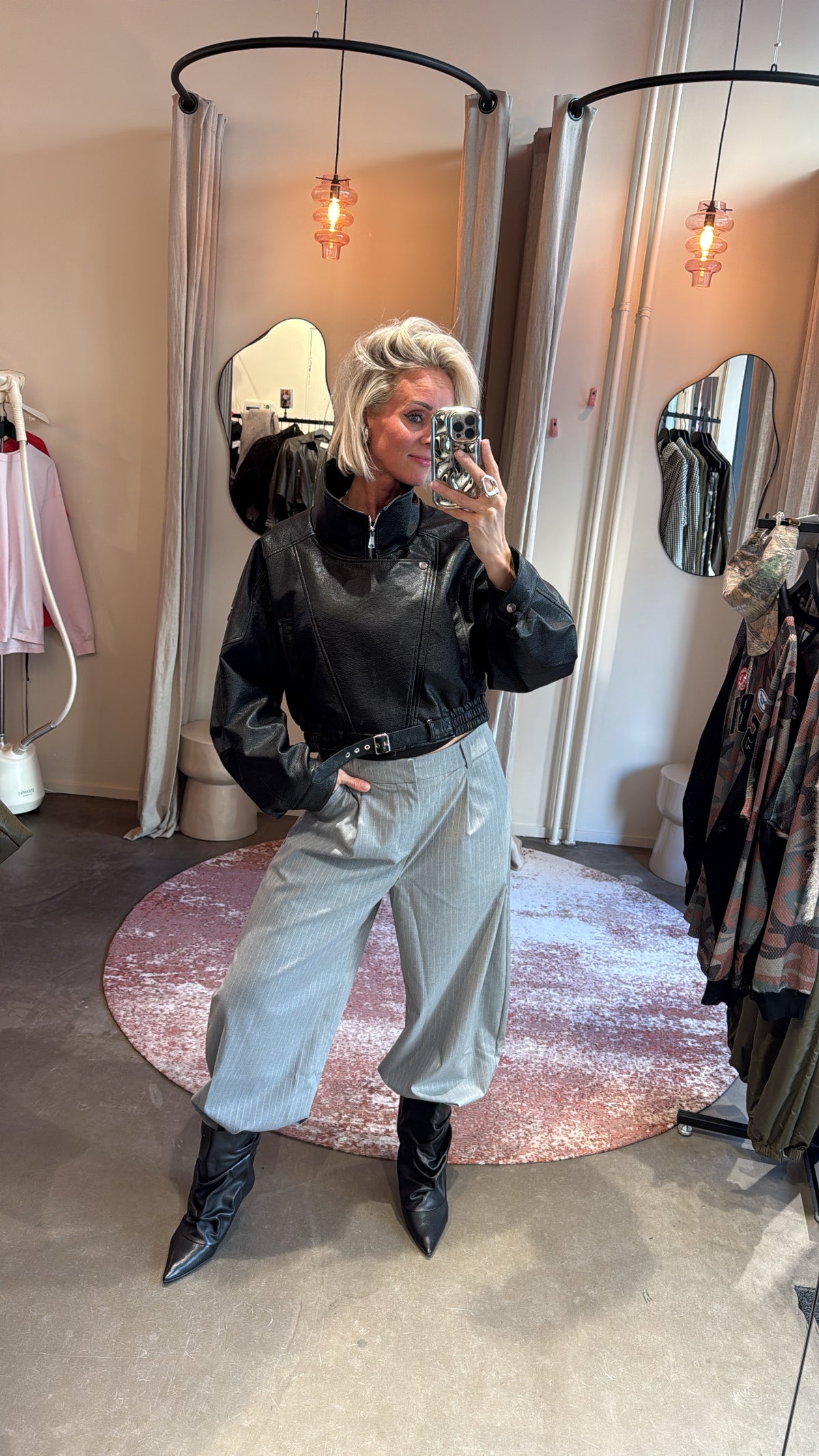model draagt pinstripe balloon pants van studio collection met leren jack, pashokje