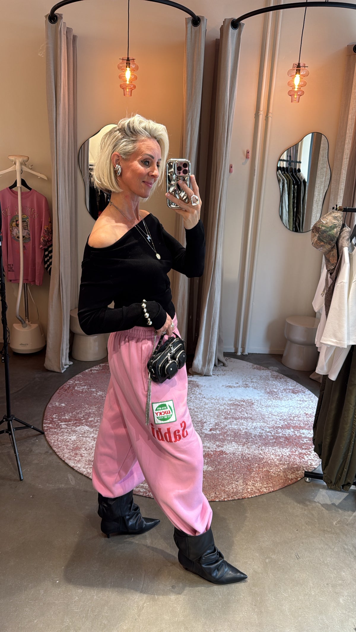 model van opzij in off shoulder top, pasvorm over de schouder goed zichtbaar