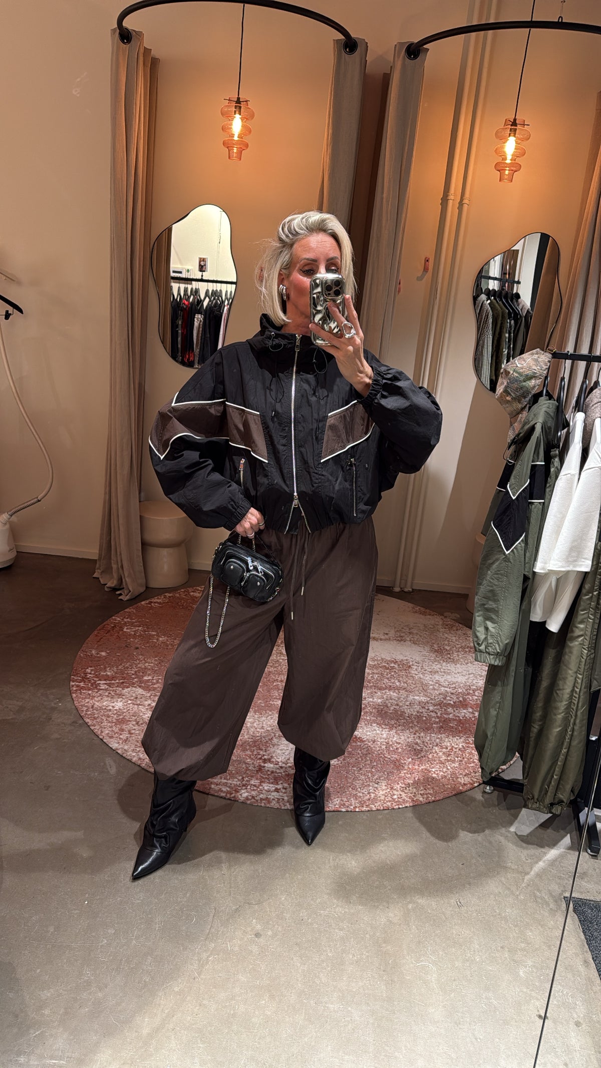 sporty track jacket black/brown van studio collection, model draagt jas met bruine wijde broek, pashokfoto