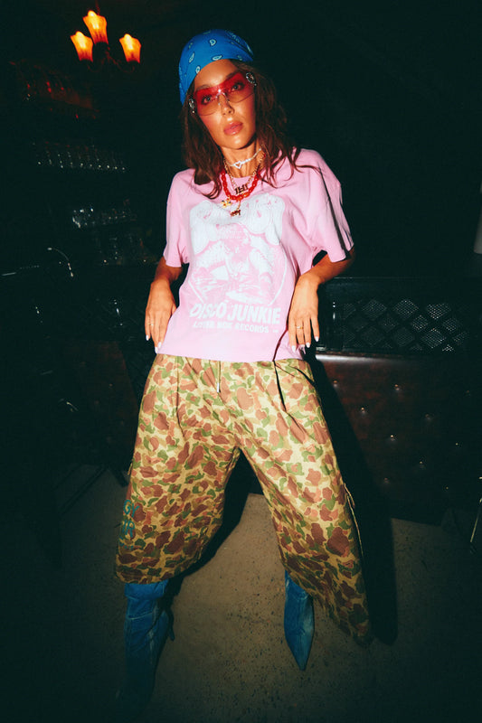 model draagt dj cat tee pink van sabbi met disco junkie print, vooraanzicht