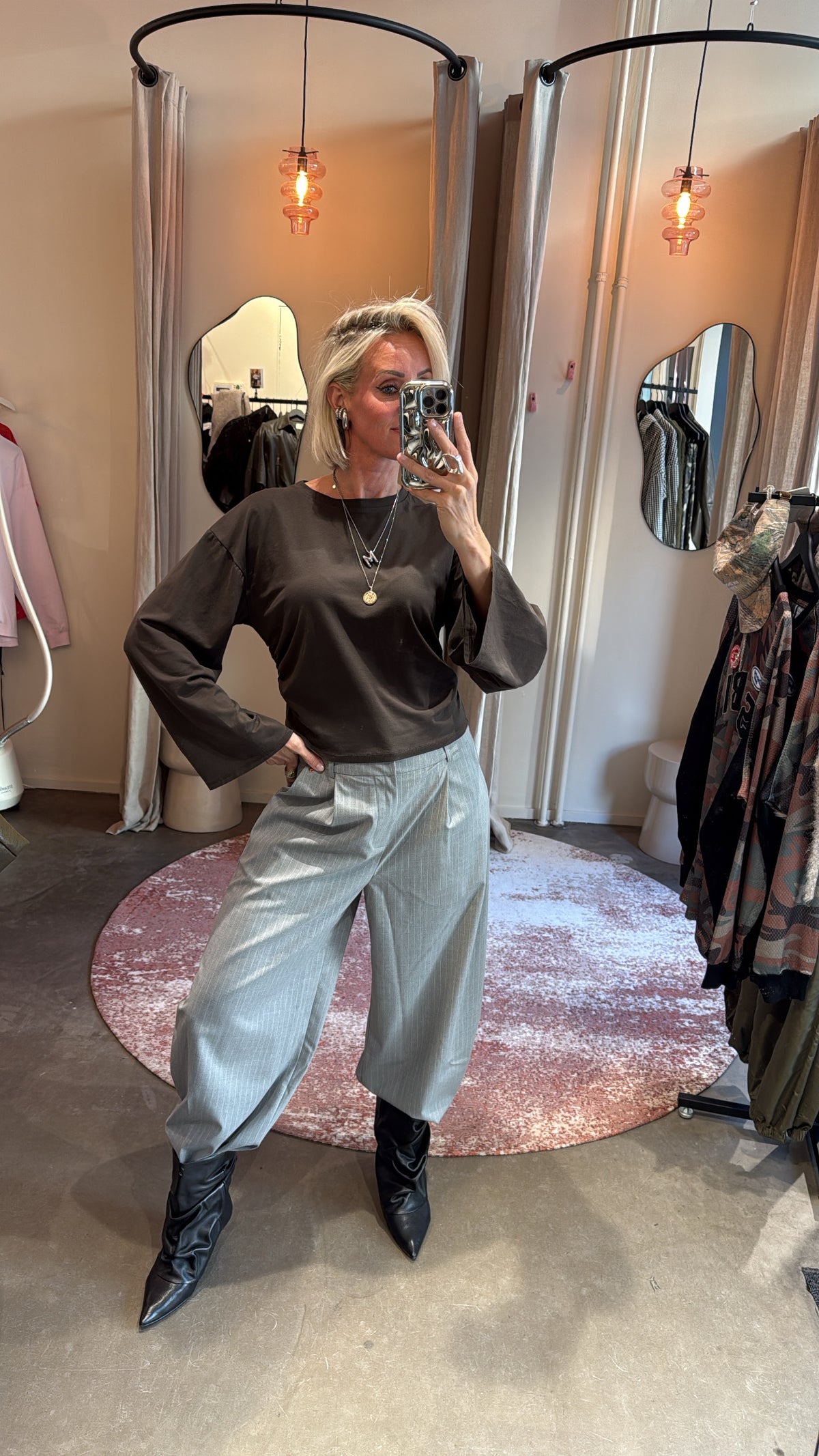 longsleeve wide sleeves khaki van studio collection, model draagt look met gestreepte broek, vooraanzicht