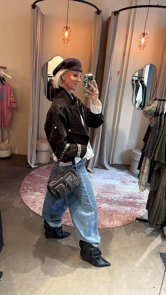 bikerjacket brown leopard van studio collection, model draagt jas gecombineerd met baggy denim, zijaanzicht