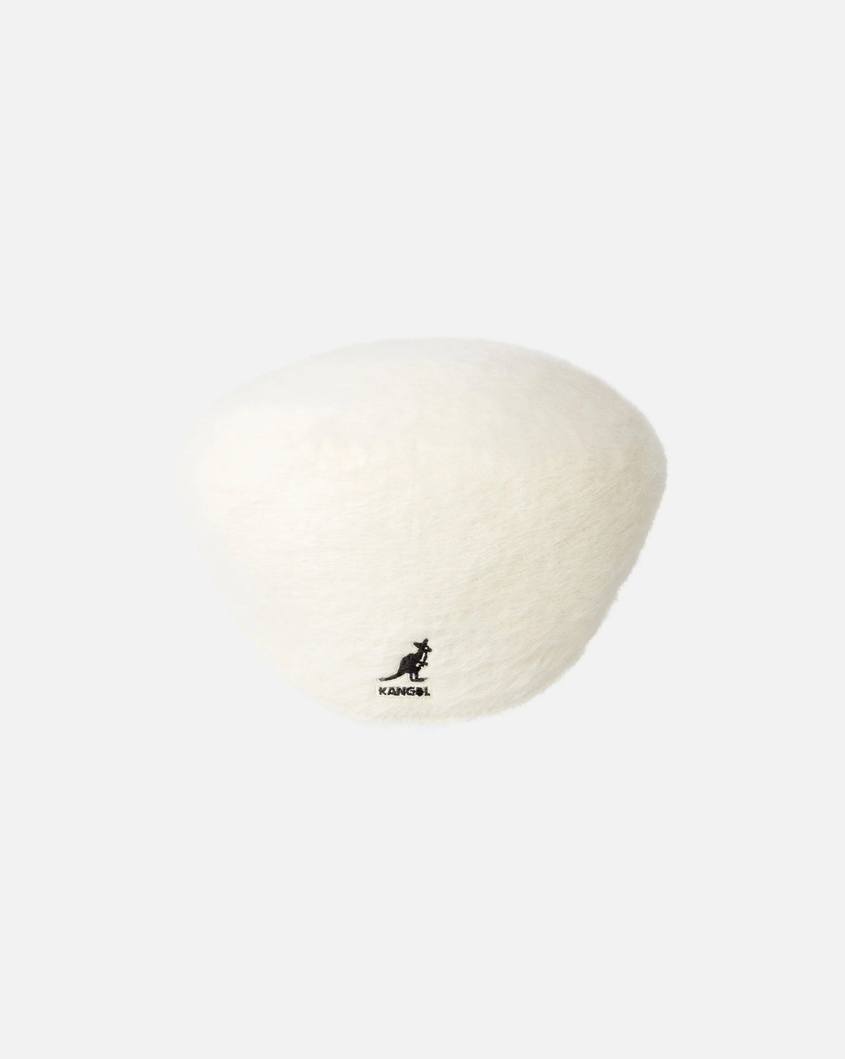 detail van het kangol logo op de voorkant van de ivory pet