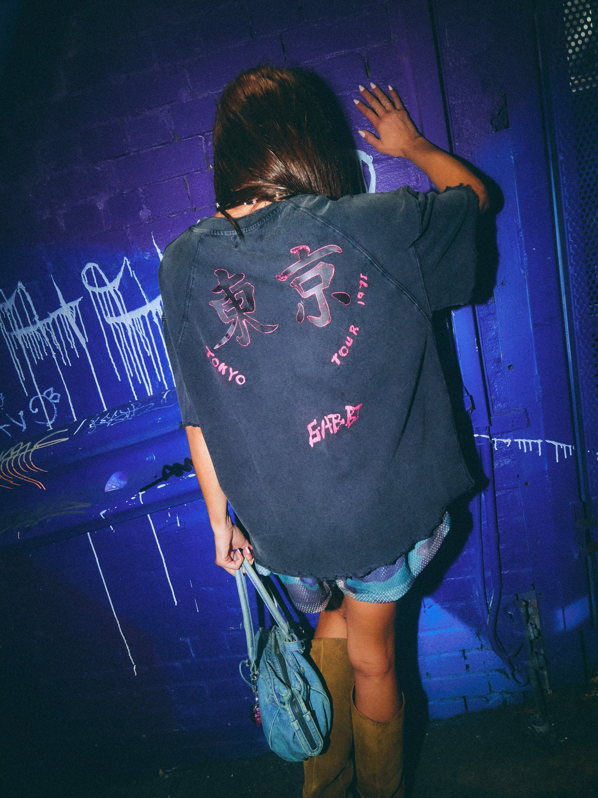 achterkant van de tee met tokyo tour print in roze letters