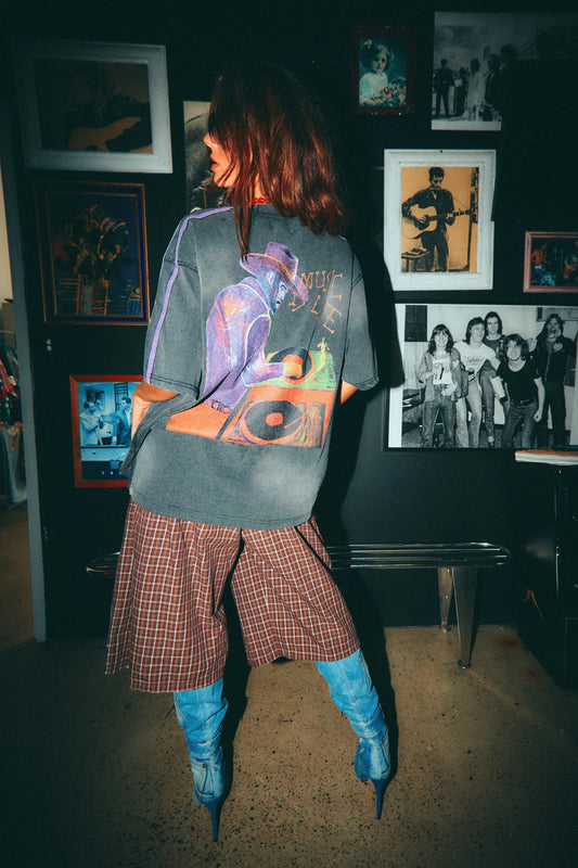music is life tee van sabbi, achterkant met platenspeler-print, model van achteren