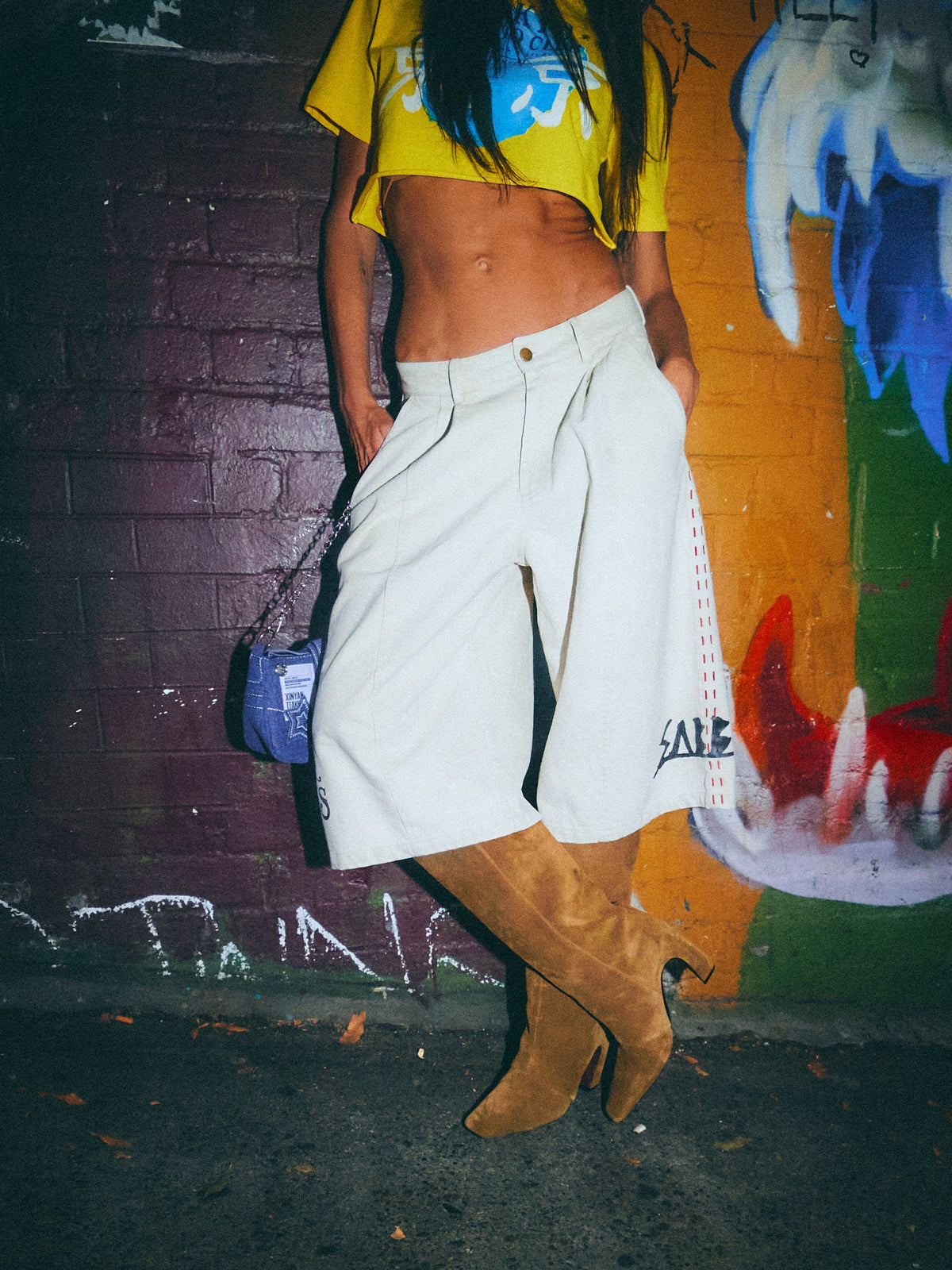 the art of button up jort van sabbi, model draagt oversized washed cream jort met print