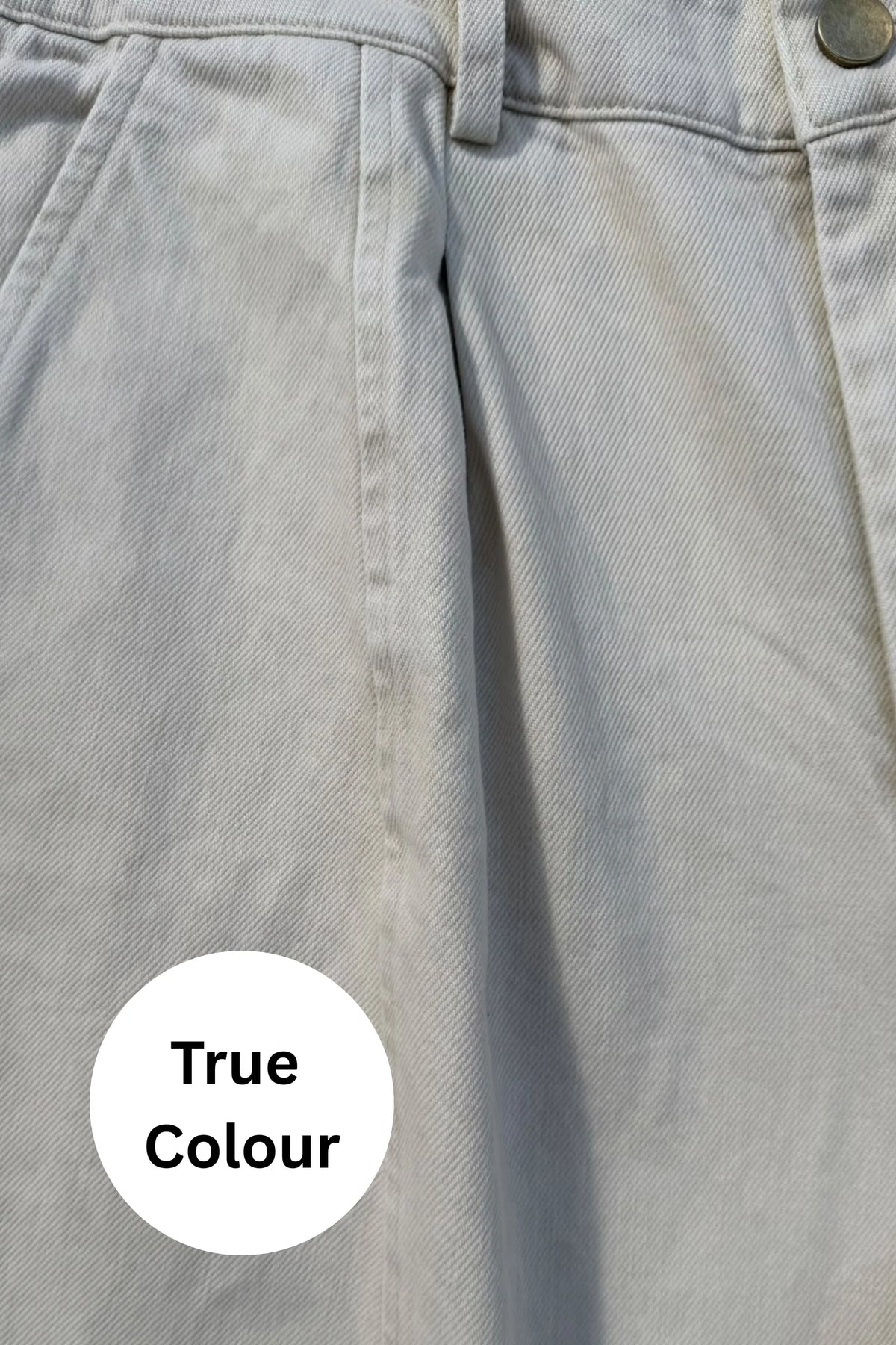 detail van de washed cream kleur en stiksels aan de taille van de jort