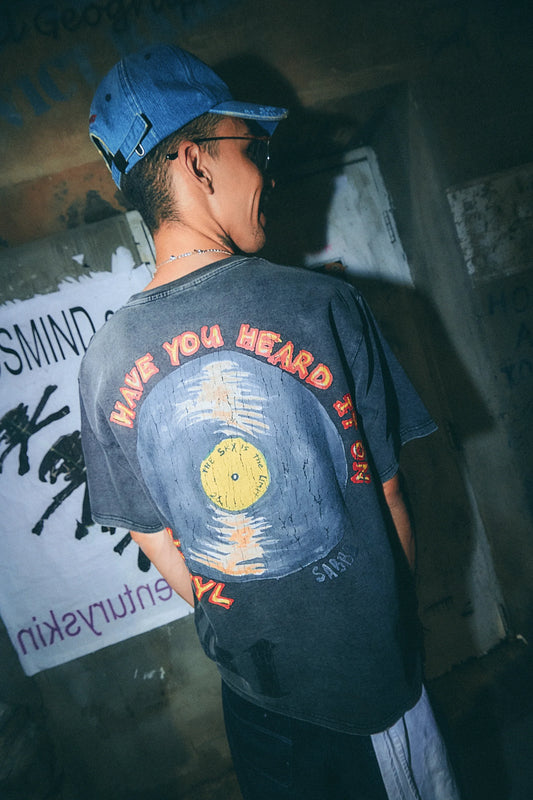 achterkant van de tee met platenprint en tekst have you heard it on vinyl