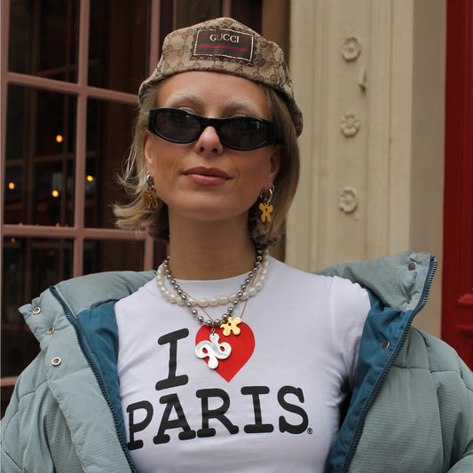 model draagt silver necklace van babs the label gecombineerd met parelketting en hanger