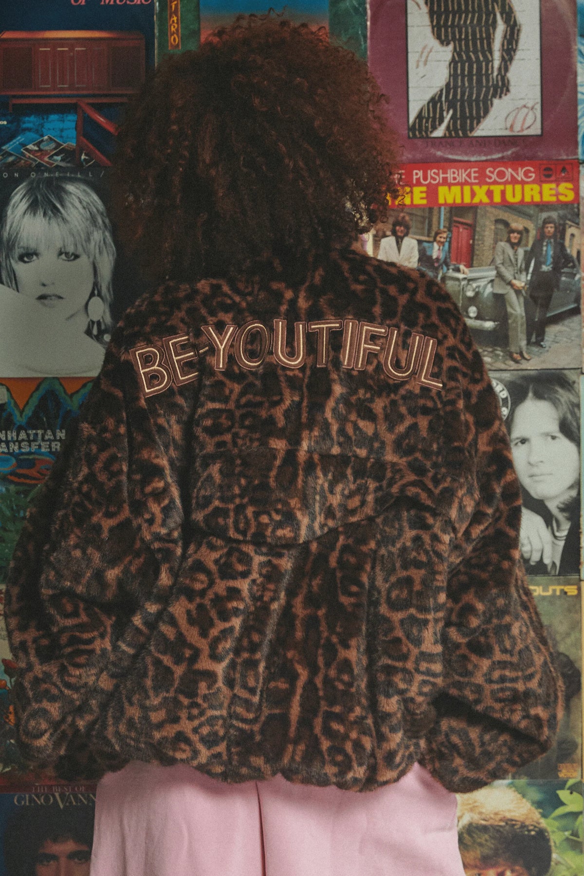 achterkant van de jas met geborduurde tekst 'be-youtiful' op leopardprint